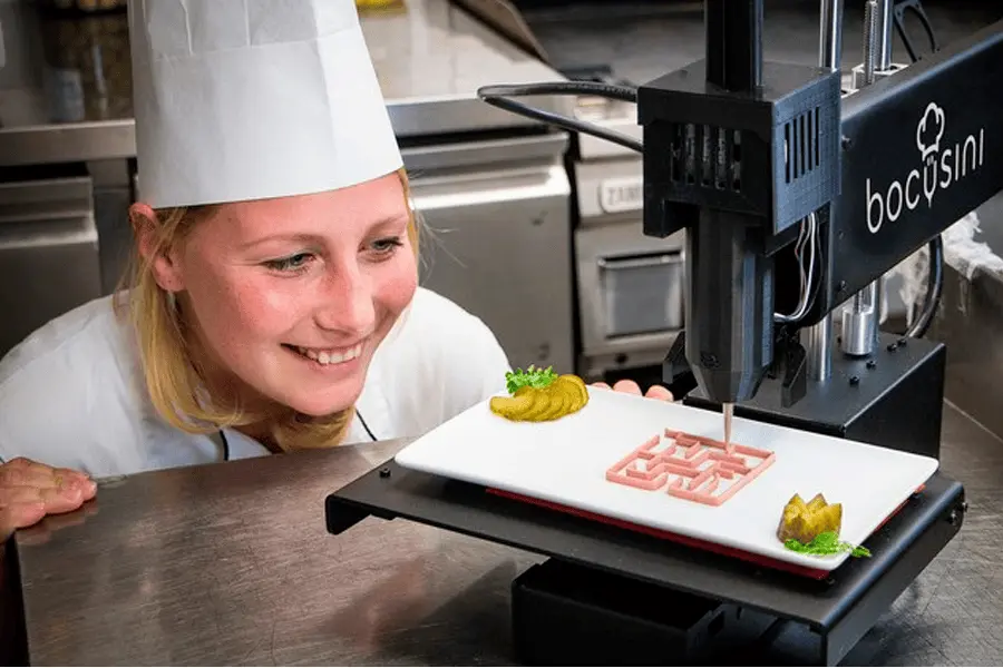 Chef observando una impresión 3D de alimentos siguiendo una de las tendencias en equipamiento gastronomico 2024