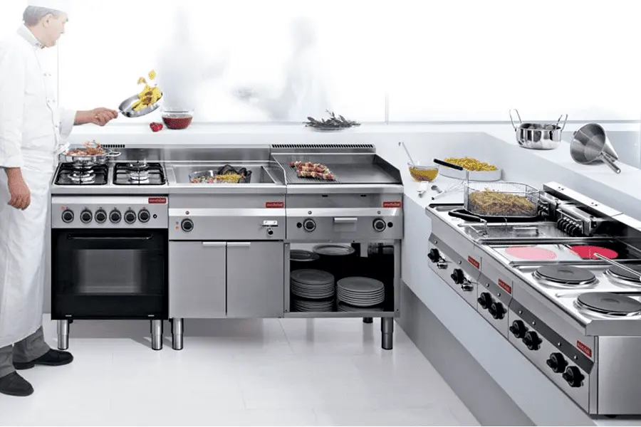 Chef trabajando con equipos modulares de cocina siguiendo una de las tendencias en equipamiento gastronomico 2024