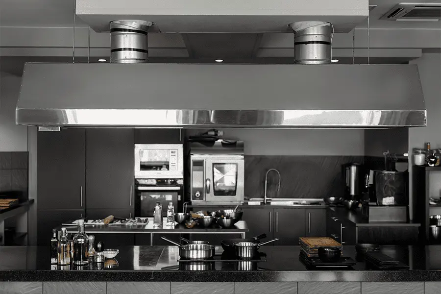 Cocina industrial con diversos equipos industriales para restaurantes
