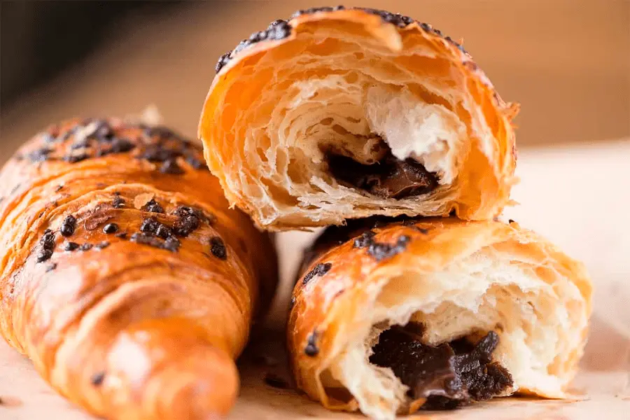 Croissants de chocolate apilados