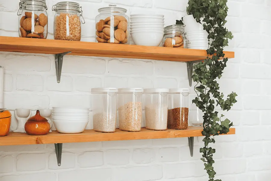 Estanterías y rieles de cocina sosteniendo algunos frascos