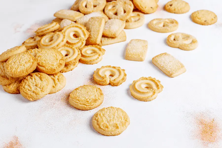 Galletas de mantequilla apiladas y distribuidas en una mesa