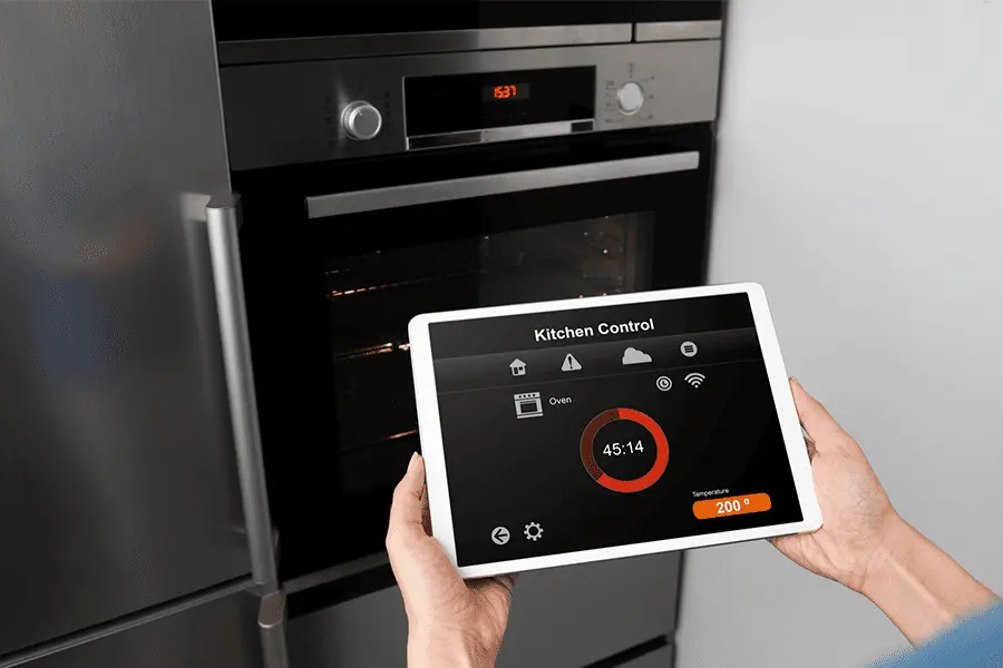 Horno siendo controlado mediante un dispositivo movil siguiendo una de las tendencias en equipamiento gastronómico 2024