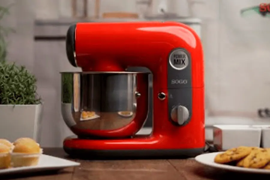 batidora de sobremesa de color rojo en una cocina de hogar