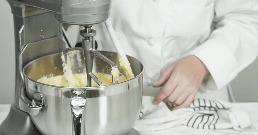 Chef realizando mezclas con una batidora industrial