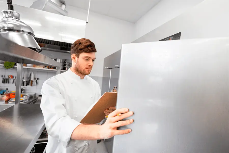Chef revisando las características de un equipo de cocina