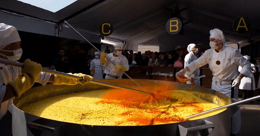 Chef realizando comida para festejar el día de la raza