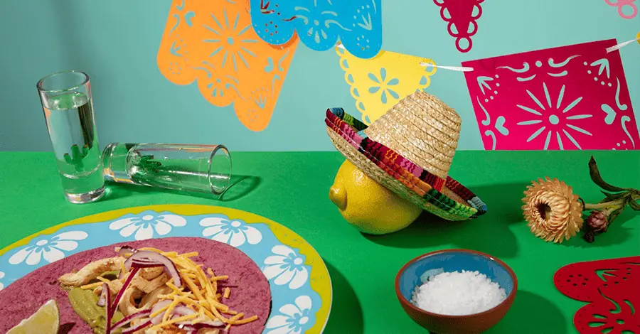 Hermosa decoración de fiesta mexicana con comida