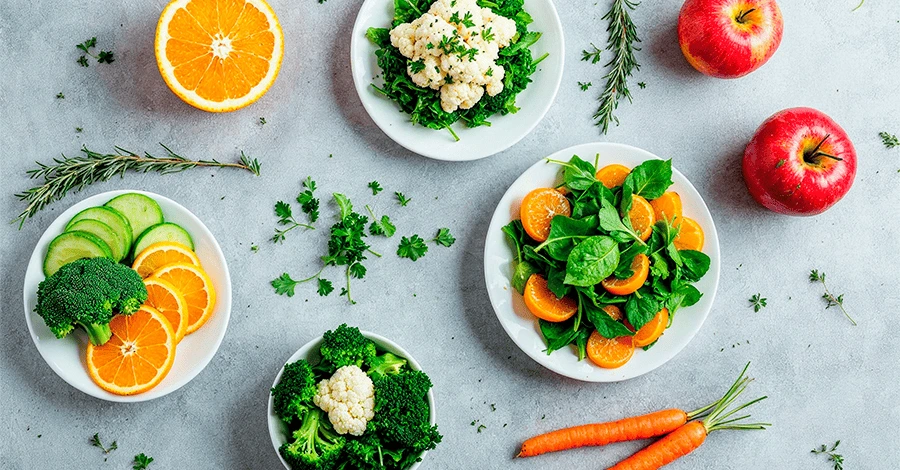 Platos de comida con ingredientes de la temporada de enero