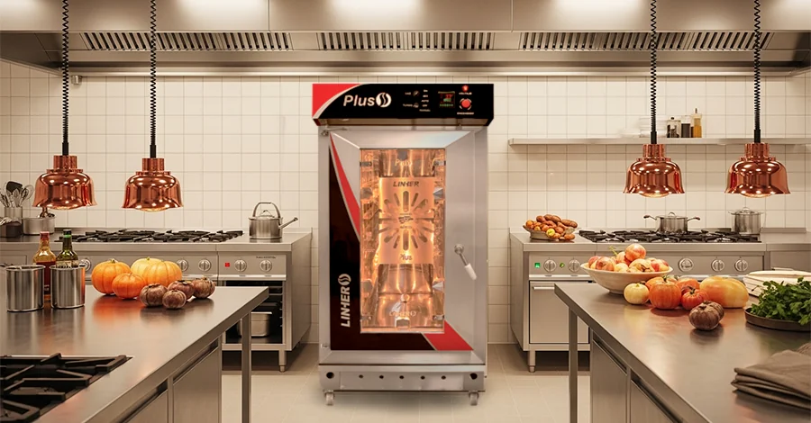 Horno de convección industrial en primer plano; a su lado mesa con calabazas, hongos, nueces y especias; marmita emitiendo vapor suave. Luz cálida y ambiente otoñal profesional.